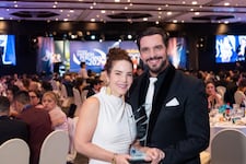 Ismael La Rosa y Virna Flores reciben importante reconocimiento por impulsar la educación con ACADEMIKA
