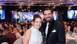 Ismael La Rosa y Virna Flores reciben importante reconocimiento por impulsar la educación con ACADEMIKA