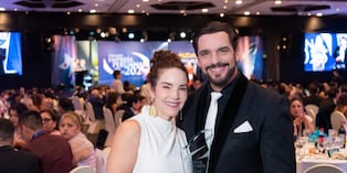 Ismael La Rosa y Virna Flores reciben importante reconocimiento por impulsar la educación con ACADEMIKA
