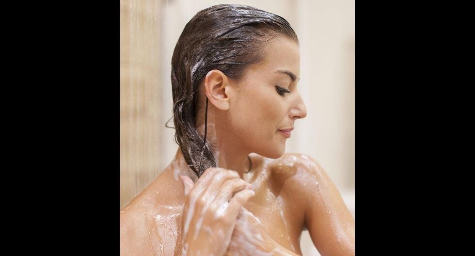 No hay nada más relajante que un baño en agua caliente, pero esta temperatura puede deshidratar el cuero cabelludo.