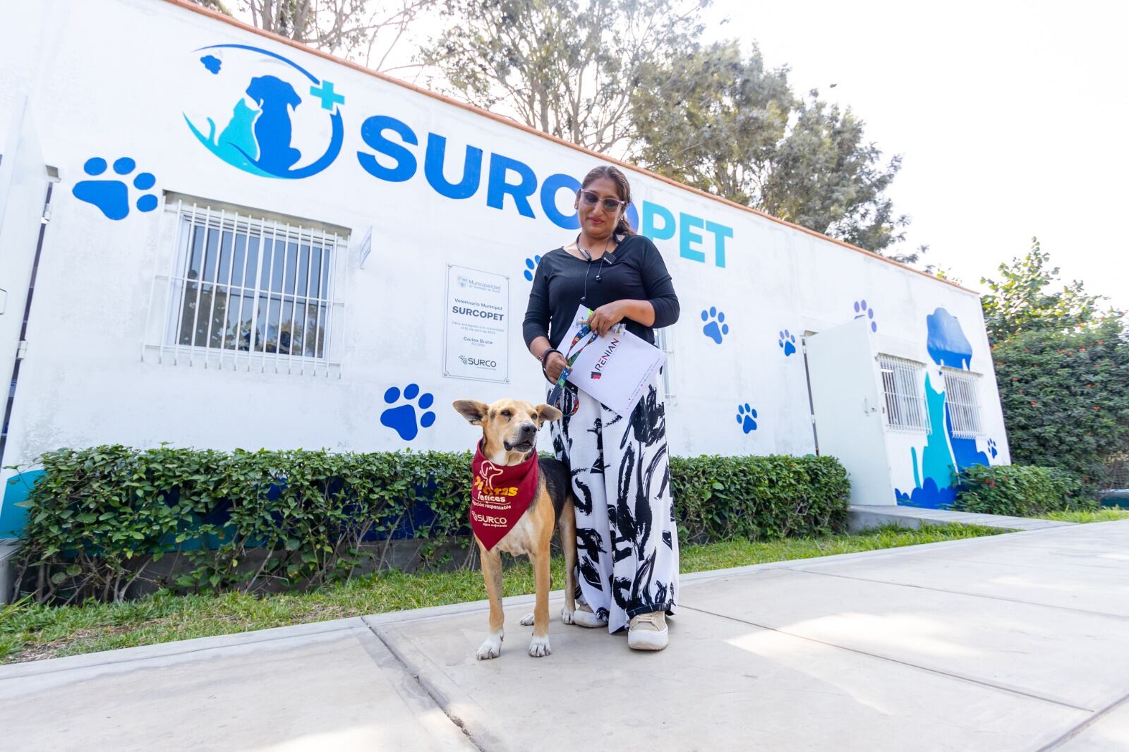 Norma Cama y 'Vaguito' en Surcopet, para la colocación del microchip.