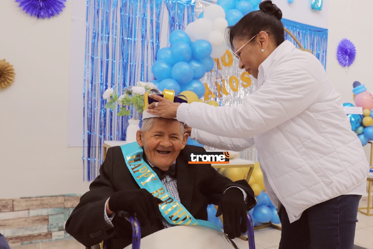 Don Aniceto, abuelito centenario, recibe atención y cariño en un centro del Inabif. Celebró con sus amigos sus 110 años y la ministra del sector lo visitó. (Isabel Medina / MIMP/ Trome).