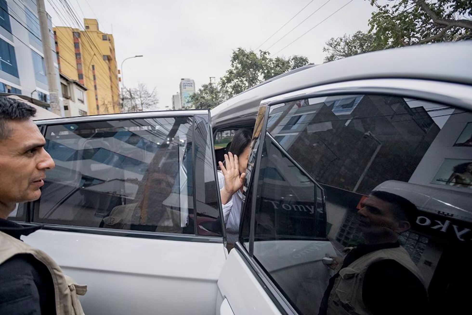 Keiko Fujimori saliendo del spa Tomyko. Foto: H13