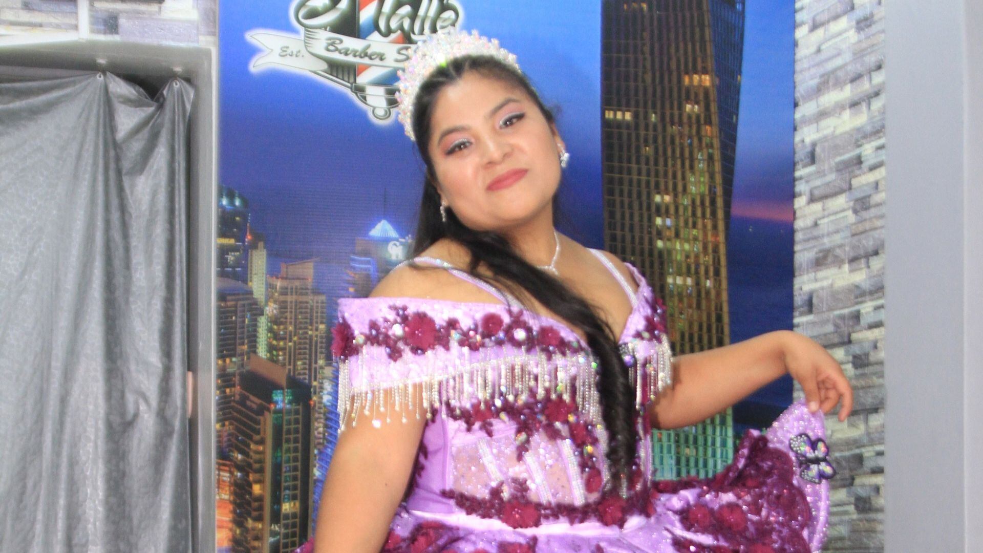 Jovencita trabaja como estelista, y los fines de semana se presenta en shows folclóricos