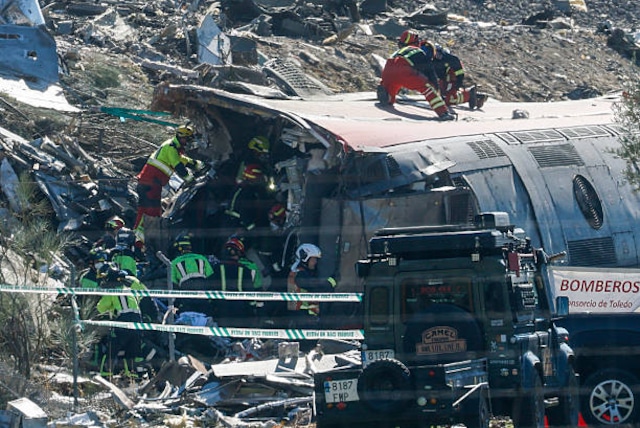 Brigadistas rescataron a pasajeros entre los fierros retorcidos (Foto: EFE)