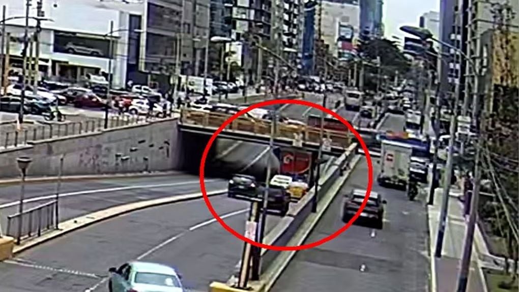 Camión atascado en San Isidro. Foto: RPP