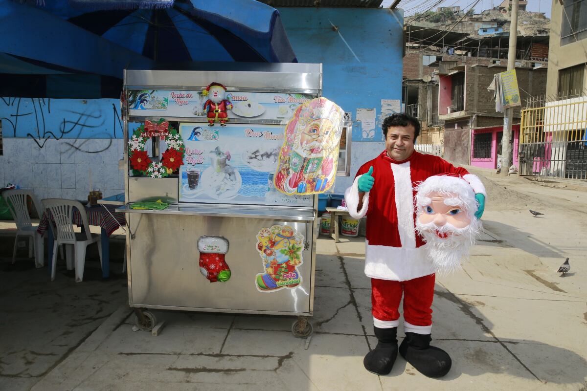 Chiclayano es conocido como el 'Papá Noel Cebichero'. Foto: Allengino Quintana