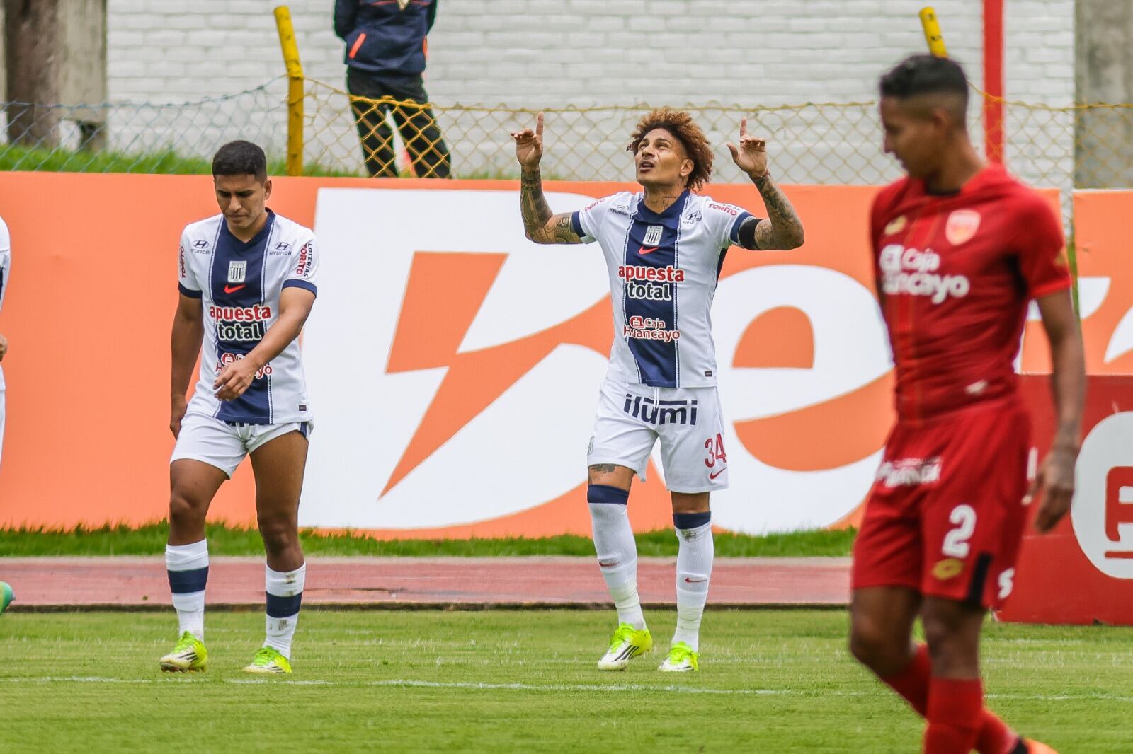 Paolo Guerrero, puso el primero de los blanquiazules. (Fotos Adrián Zorilla @photogec)