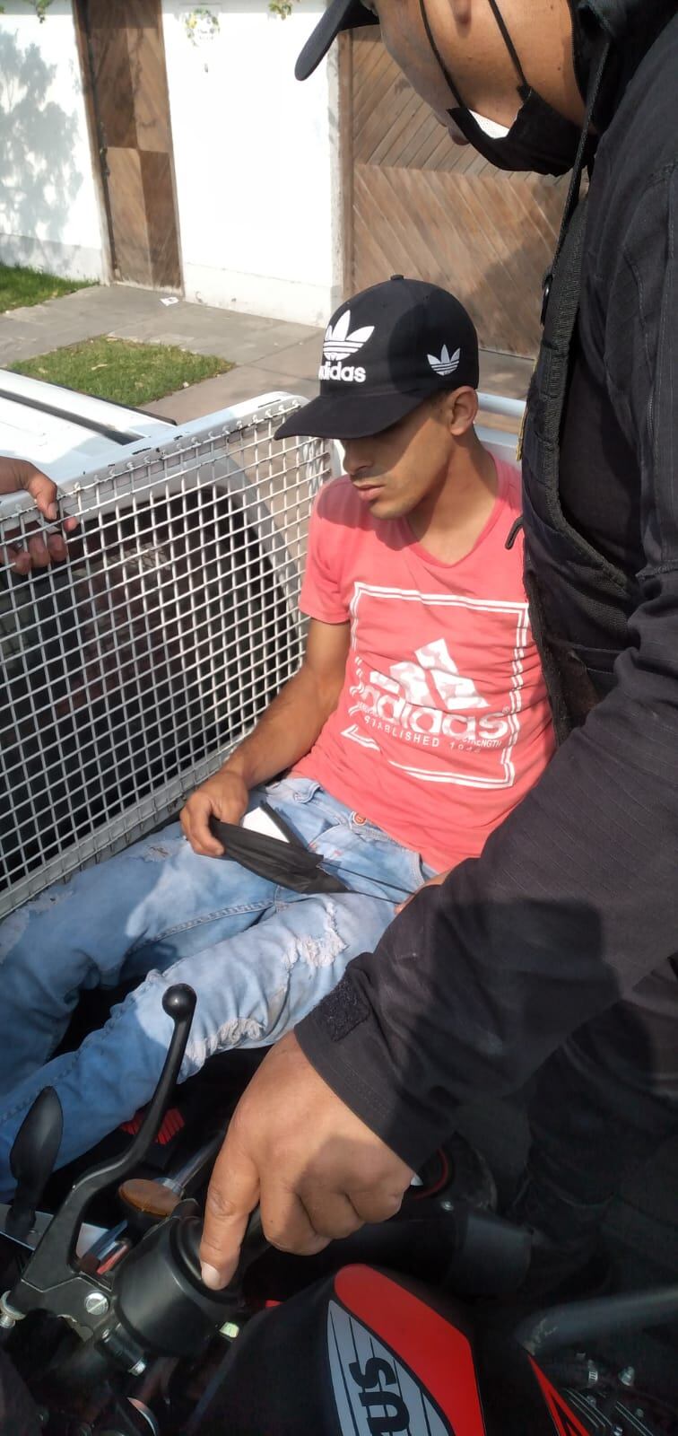 Clever Meneses Delgado (23), fue atrapado por 'serenos ninja' por robar a transeúnte.