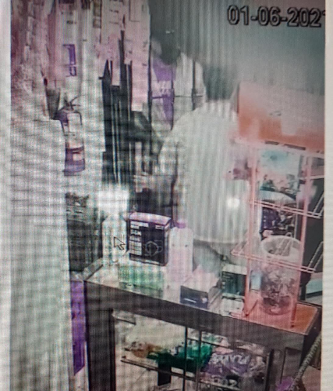 En menos de 15 segundos, un feroz delincuente ‘Gordo Porky’, de 1.80 cm de estatura y que pesa más de 100 kilos, encañonó al dueño de una bodeguita para robarle, en La Perla.