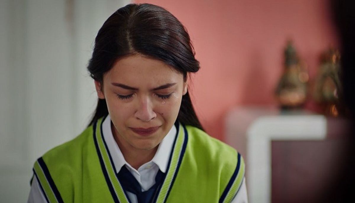 Eylül llorando en el primer capítulo de la novela "Huérfanas" (Foto: NTC Medya)