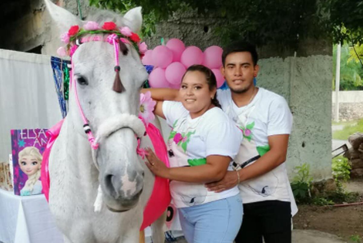 Los dueños del animal compartieron cada detalle relacionado al evento y capturaron el momento junto a su "hija". (Foto: Facebook Erika Couoh)