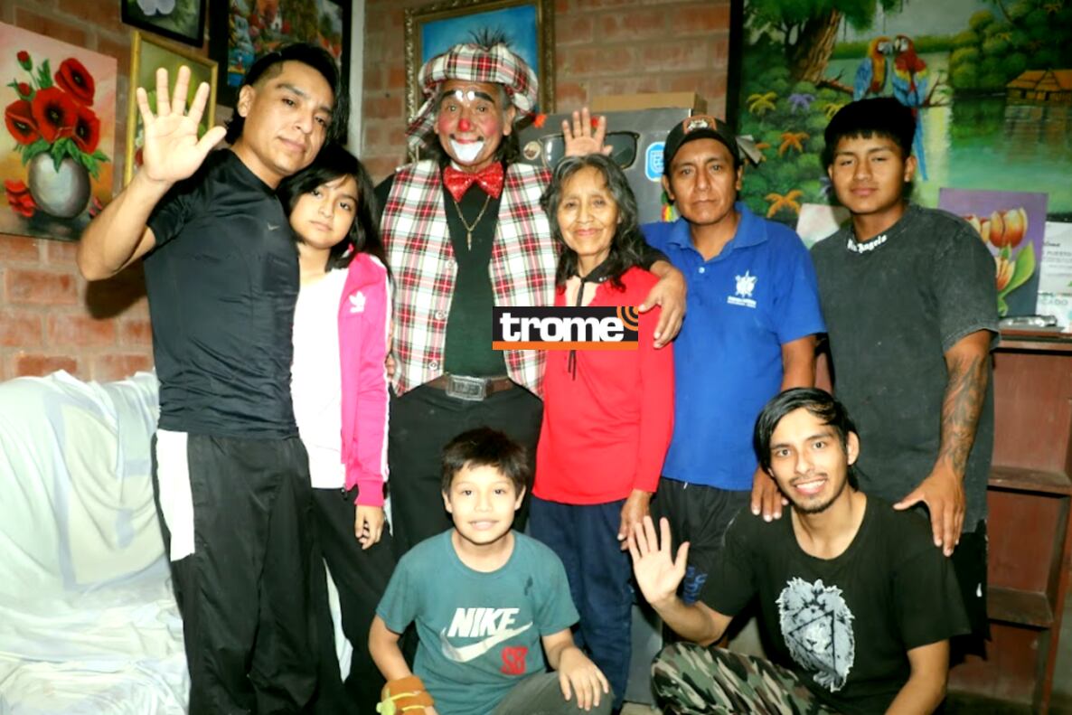 Don Luciano Salazar, el 'Payaso Mamarracho' y 'Mago Samuray', junto a su esposa y parte de su familia. (Isabel Medina / Trome /Pensión 65).