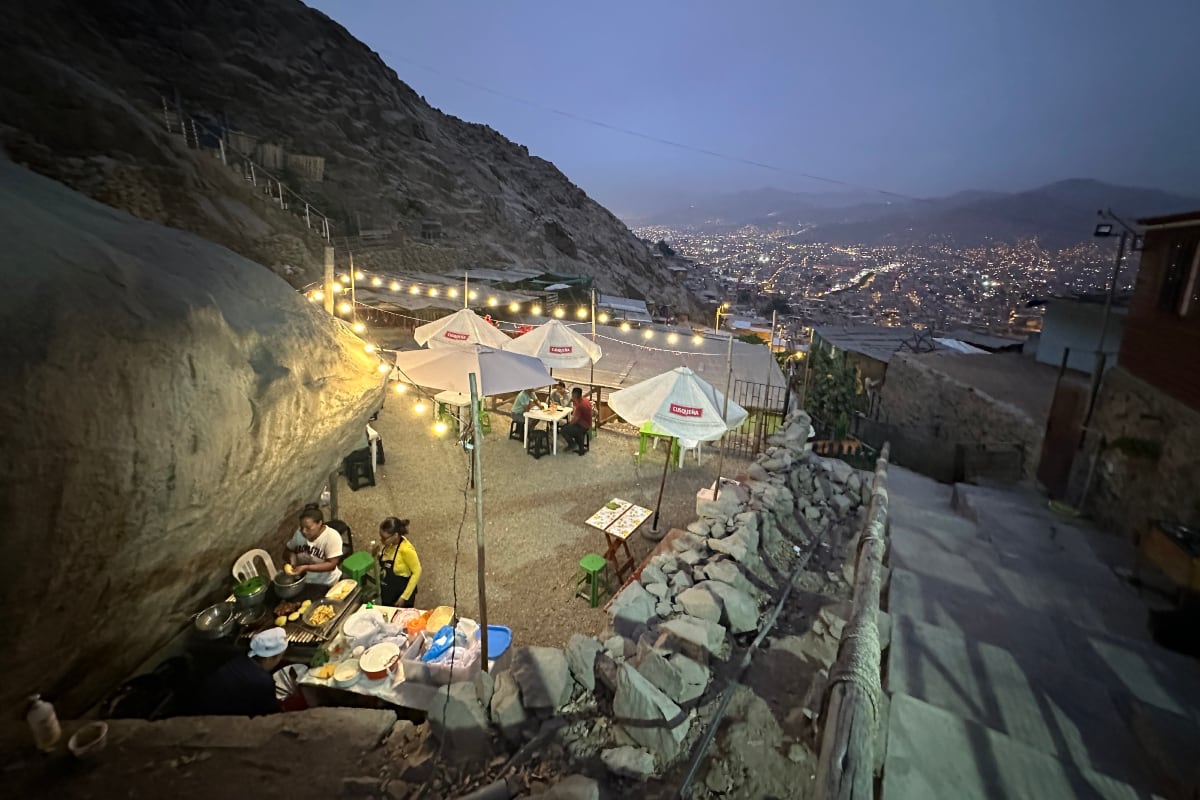 Está en Lomas El Mirador, justo en la mitad del camino para subir al puente colgante.