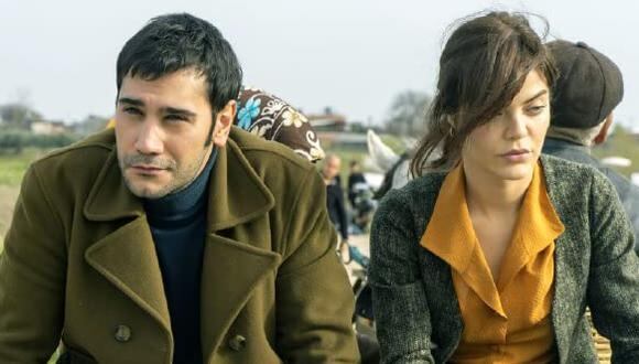 Uğur Güne y Hilal Altınbilek como Yilmaz y Züleyha, respectivamente, en la primera temporada de "Tierra amarga". (Foto: Tims & B Productions)