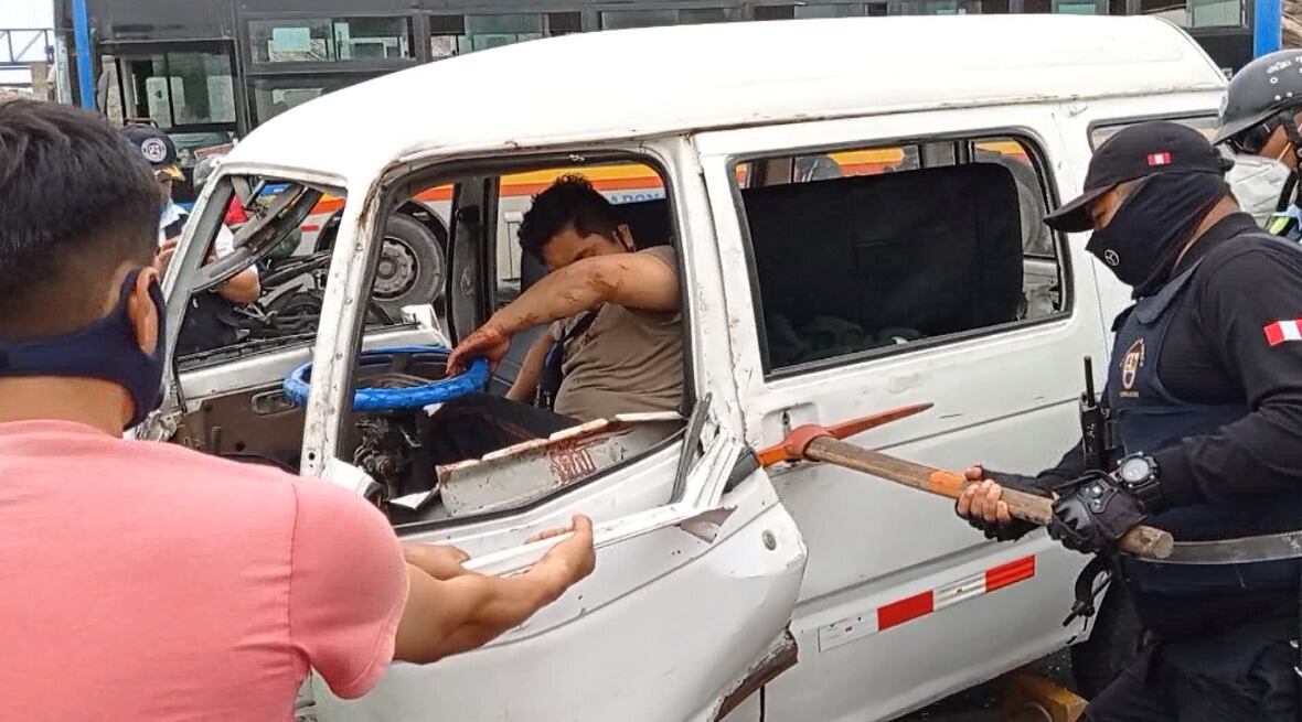 Chofer resultó con fractura en la pierna luego de triple choque. | Foto: Difusión