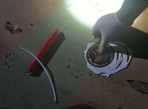 Le encontraron explosivos y stickers extorsivos. Foto: Difusión.