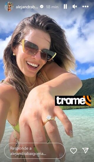 Alejandra Baigorria muestra su anillo de compromiso.