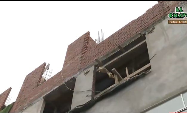 Vivienda estaba en construcción. Caída de pared por temblor casi ocasiona tragedia. (América Noticias)