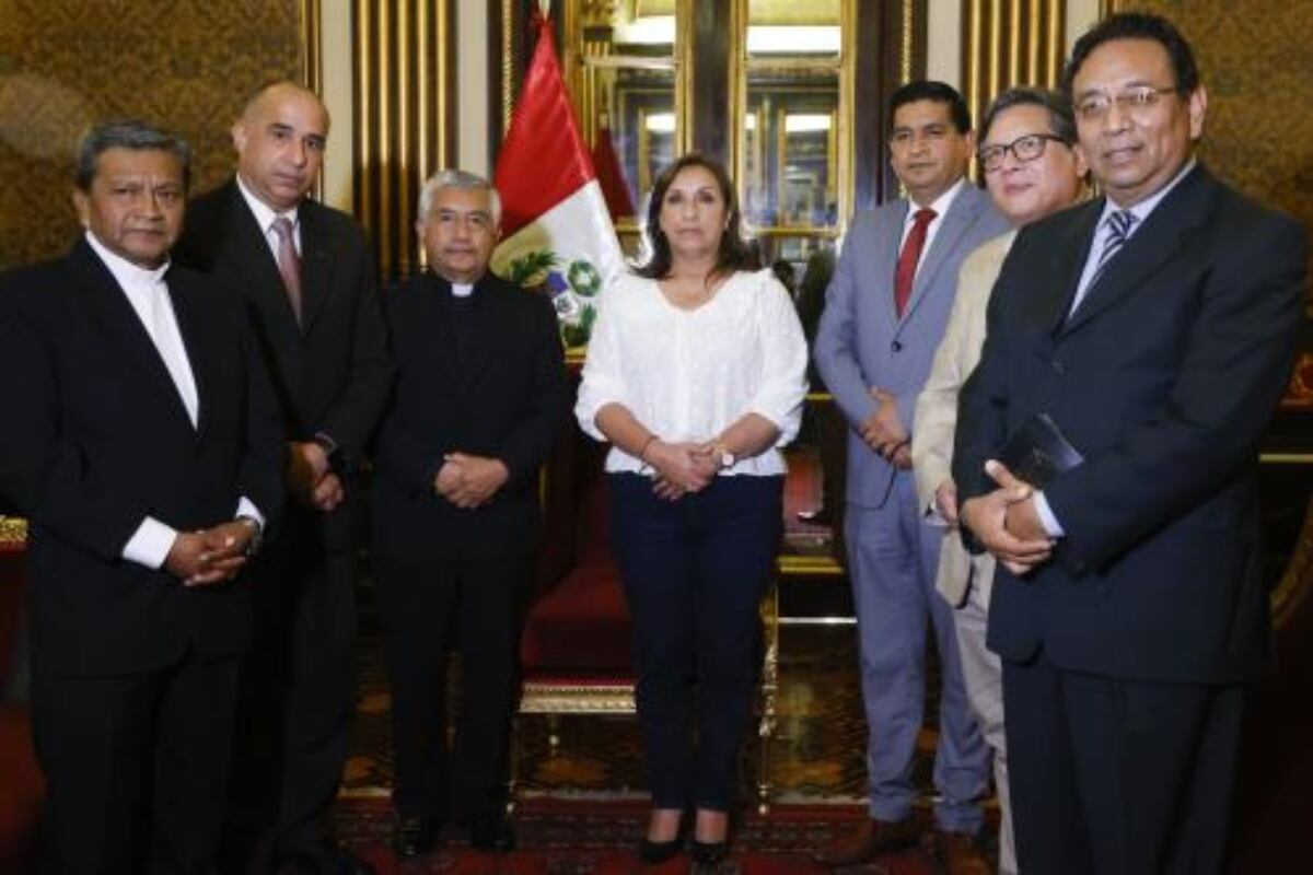 Dina Boluarte con los líderes religiosos del Perú.