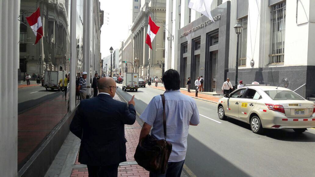 Villavicencio caminando hacia la Cancillería con el abogado Roberto Pereira. Foto: Plan V.