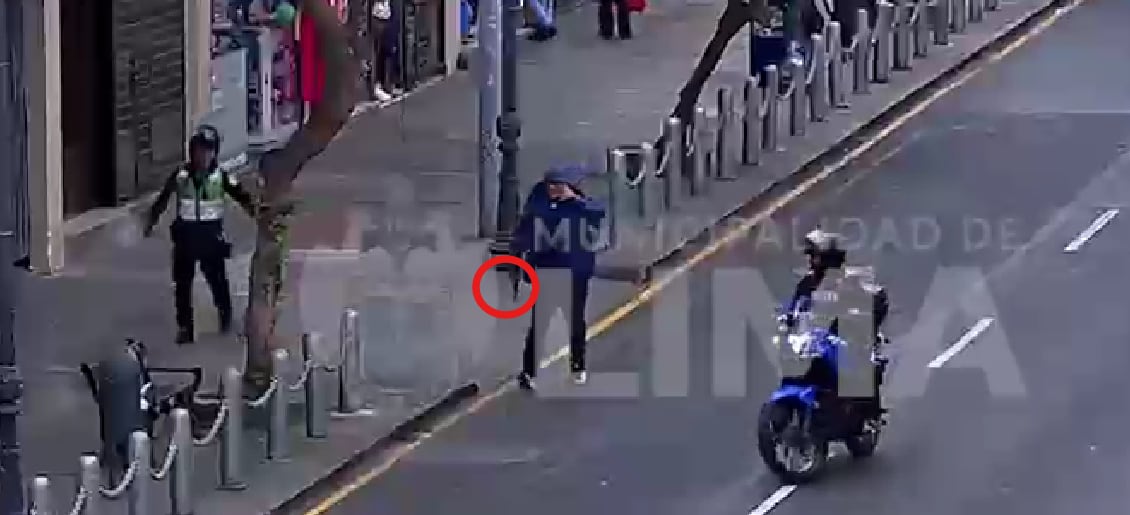 Delincuente caminaba armado mientras que policía no contaba con arma de fuego para intervenirlo.