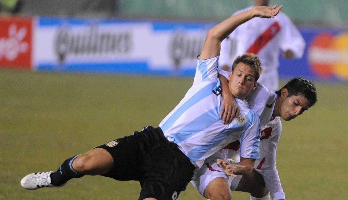 Germán Denis enfrentando a Carlos Zambrano en el Perú vs. Argentina de 2008, en el estadio Monumental. (USI)