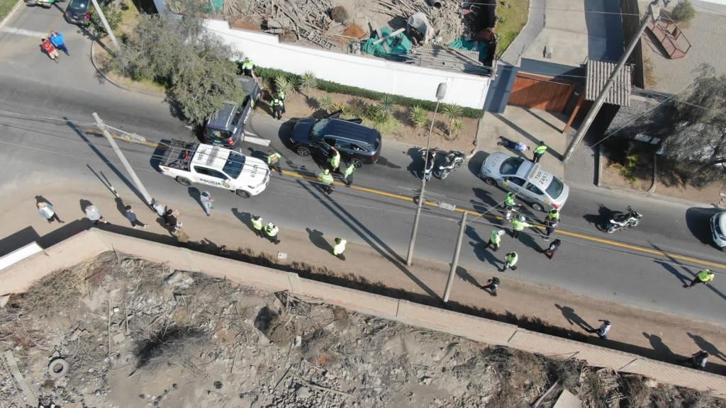 Feroces delincuentes en camioneta escapaban a balazos y uno de ellos fue abatido por la policía.