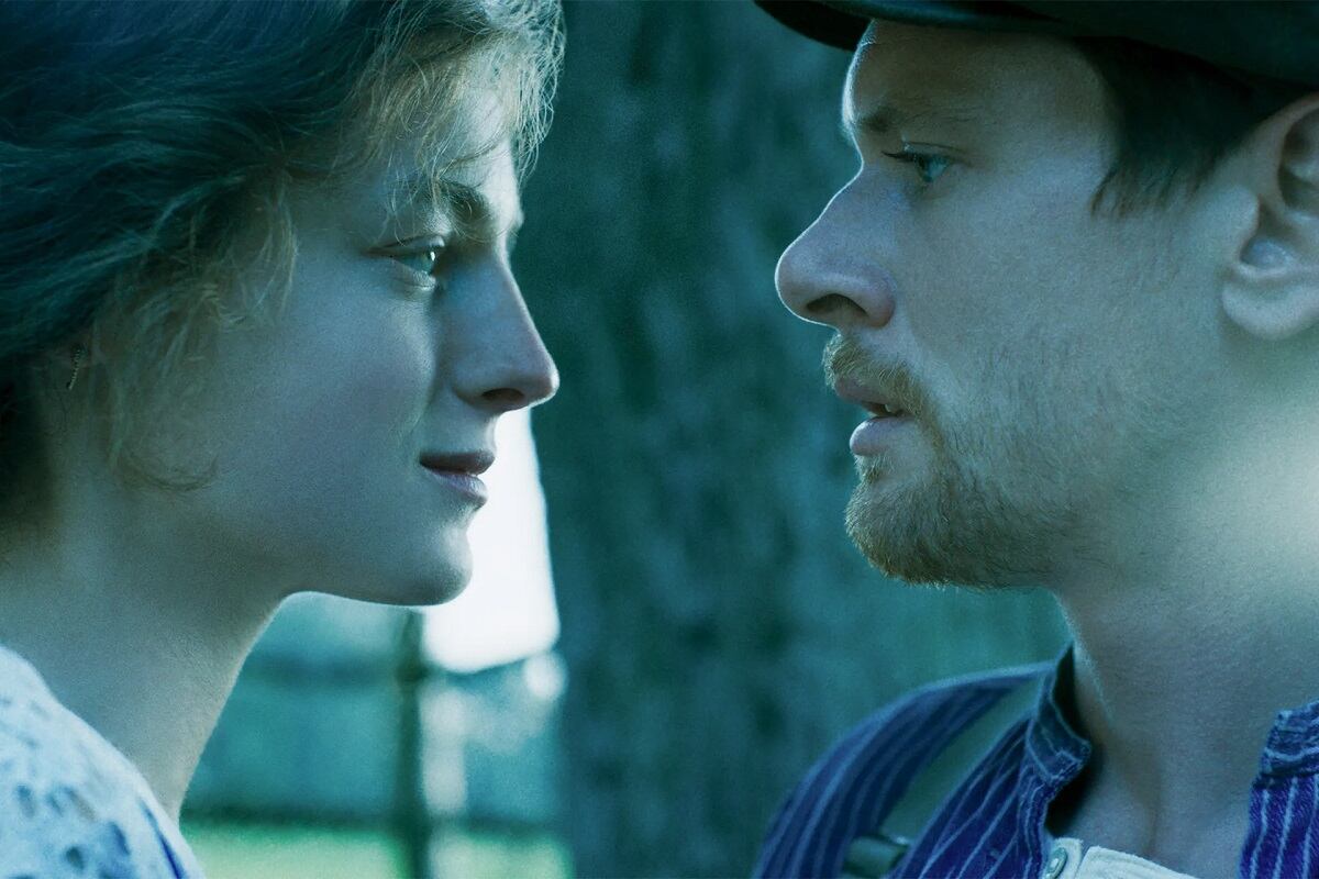 Lady Constance y su amante mirándose fijamente en "El amante de Lady Chatterley" (Foto: Netflix)