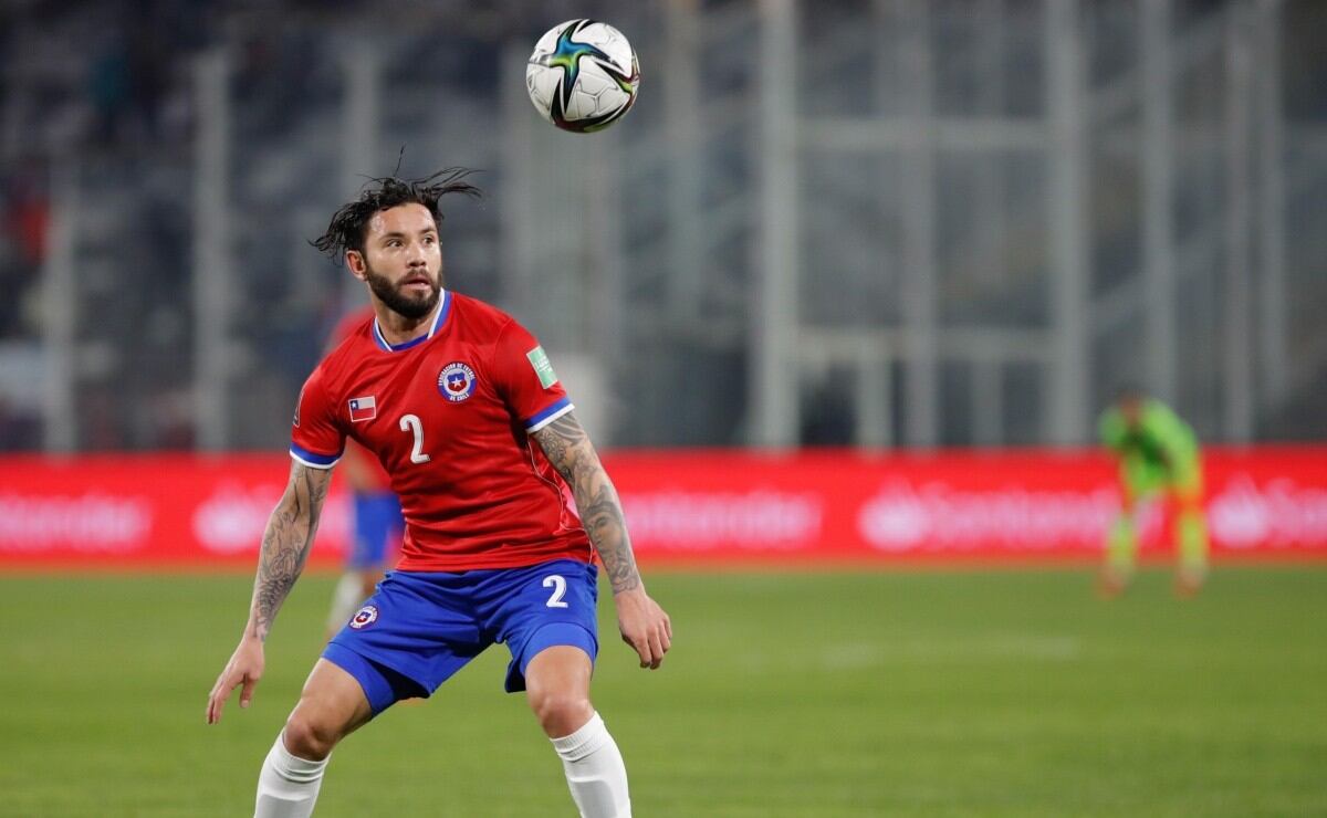 Eugenio Mena fue desconvocado y no jugará ante Perú. (Foto: EFE)