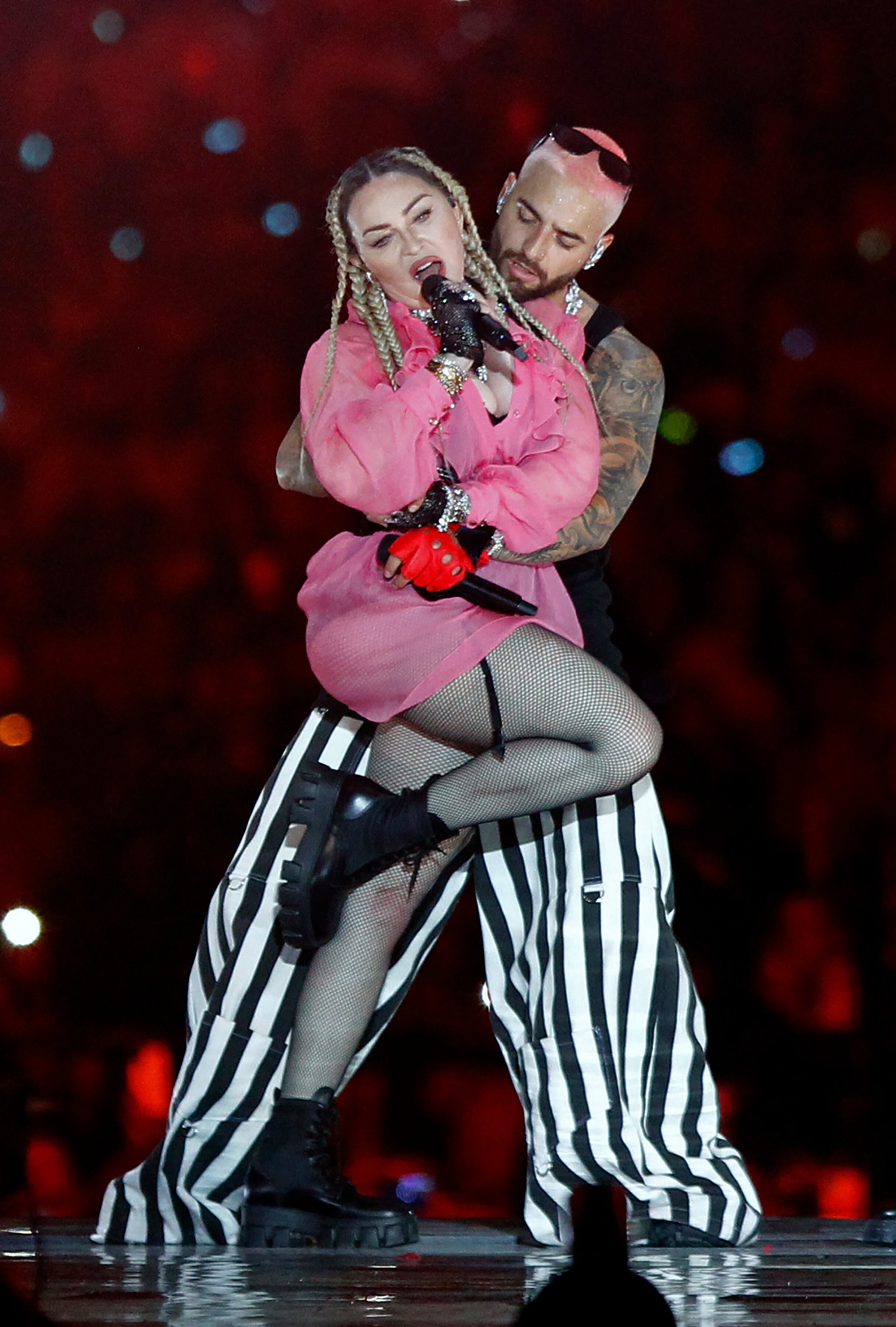 Madonna junto a Maluma en uno de sus conciertos (Foto: AFP)