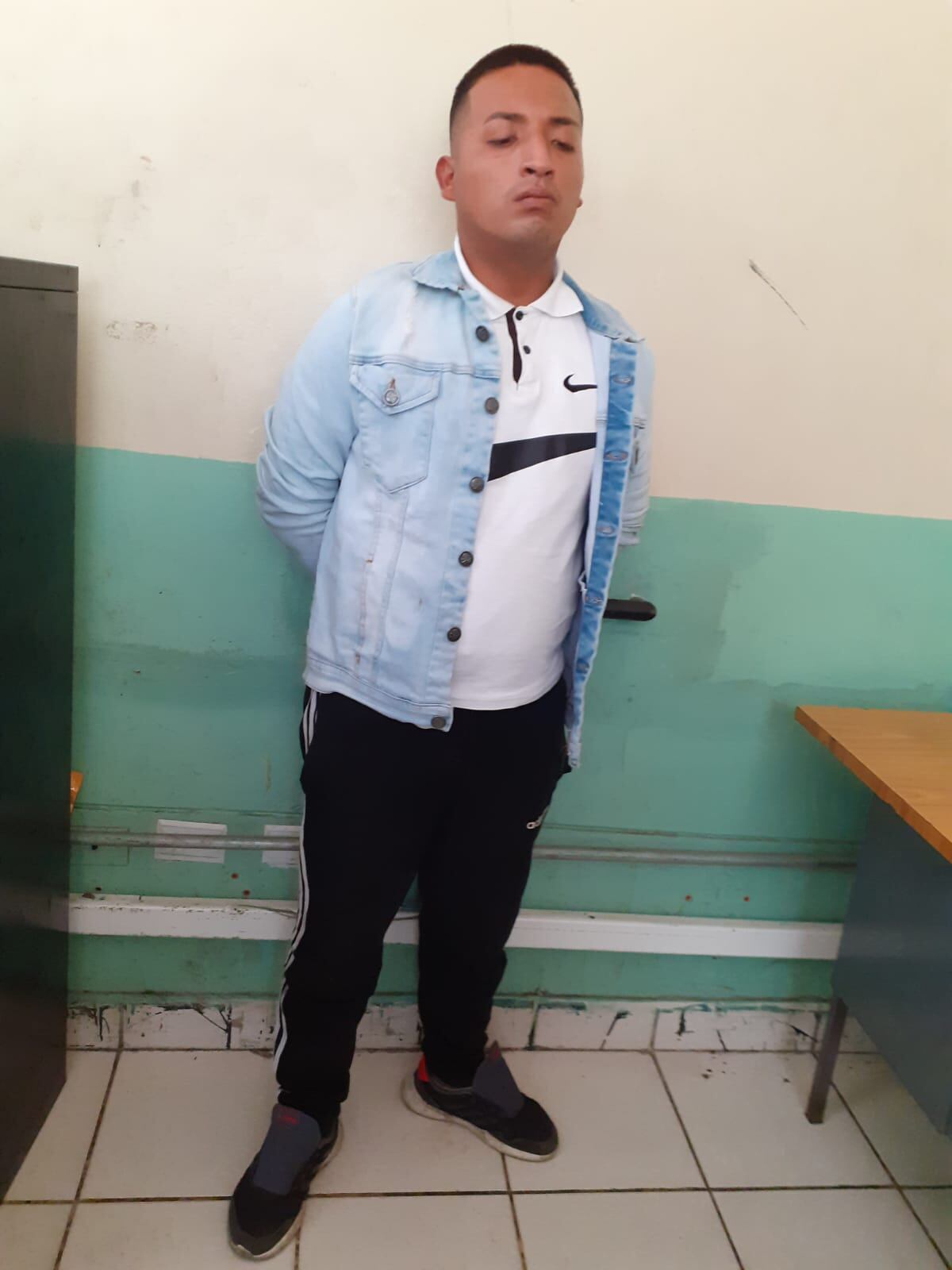 Tras una persecución de varias cuadras, tres presuntos integrantes de la banda ‘Los Gatilleros de Canto Rey’, liderados por un venezolano, y quienes se habrían hecho pasar como colectiveros, fueron atrapados por varias brigadas de policías. Este es Fernando Guevara. (foto: Mónica Rochabrum)