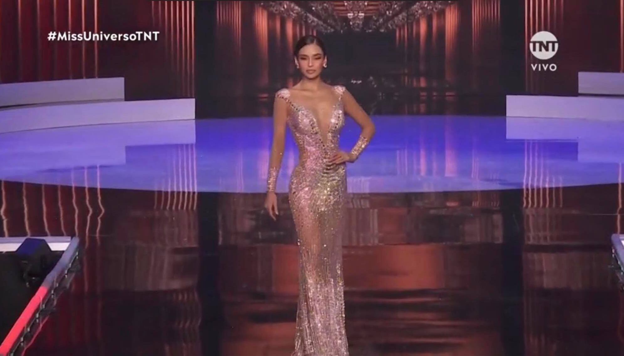 Janick Maceta lució espectacular en traje de noche para el Miss Universo