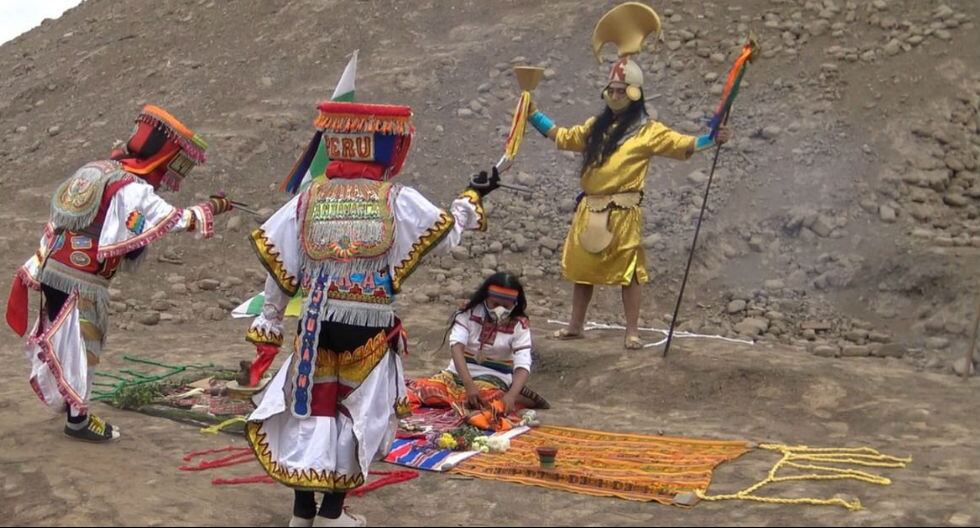 Representación del pago a la tierra en la huaca de la Universidad Nacional Mayor de San Marcos, previo a sustentación de tesis. (Trome)