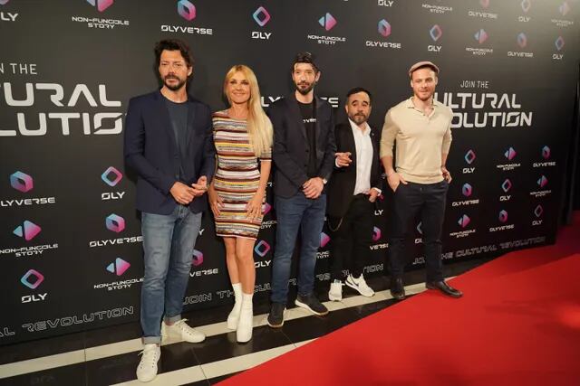 Kerem Bürsin posa con Álvaro Morte y Cayetana Guillén-Cuervo (Foto: CORDON PRESS)