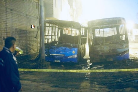 ¡Terror en San Martín de Porres! Extorsionadores incendian dos buses y choferes dejan la ruta paralizada