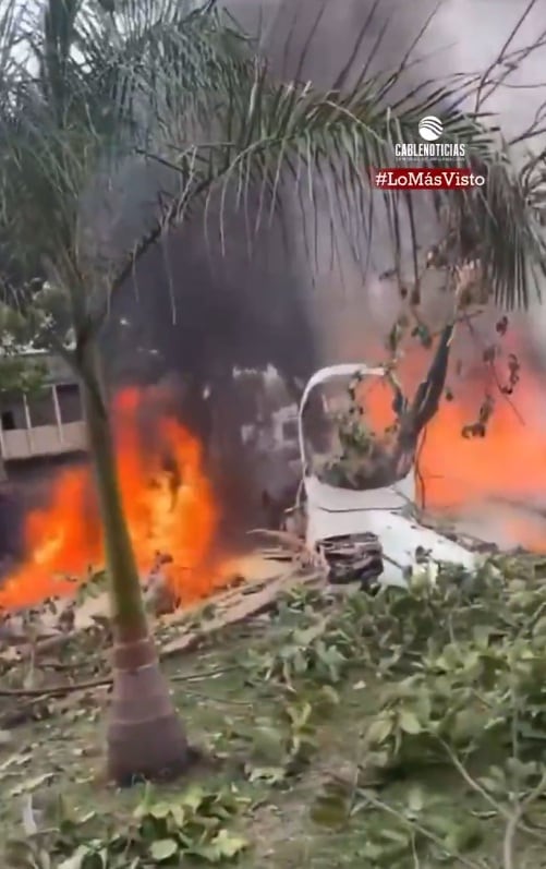 Un camión bomba explotó al ingreso de la base aérea militar Marco Fidel Suárez en Cali.