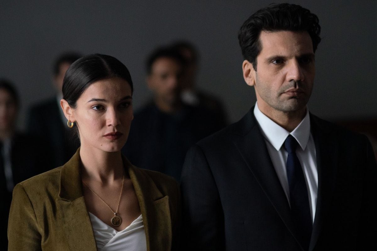 Kaan Urgancıoğlu y Pınar Deniz en una escena de la novela (Foto: Ay Yapım)