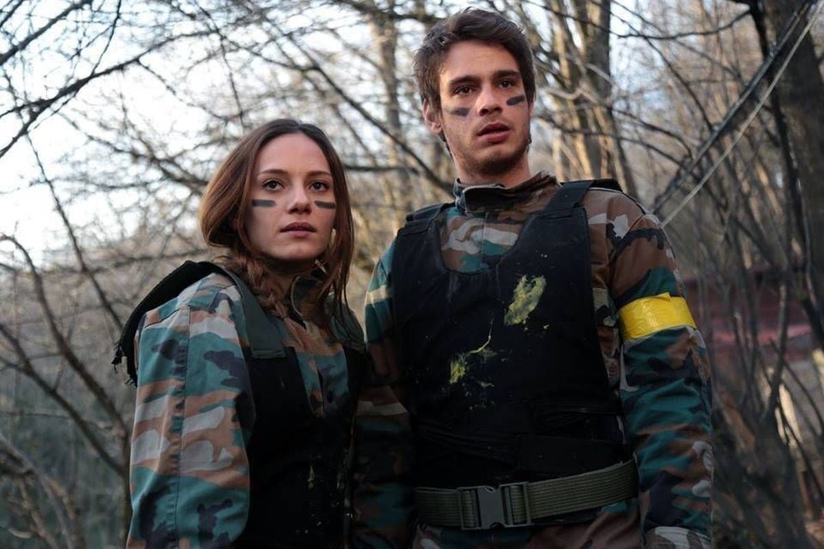 Nila Deniz como Selin Şekercizade junto a Can Sipahi como Orhan Günay en "Amor a segunda vista" (Foto: Süreç Film)