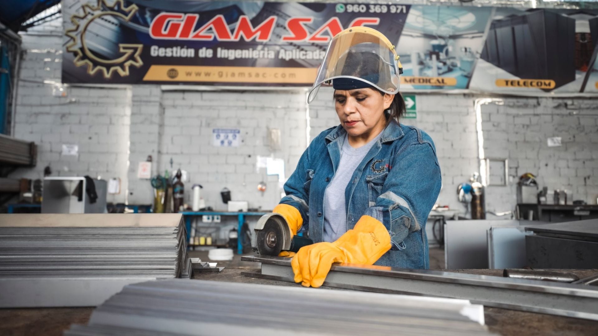 Mechita, como también la conocen sus amigos, trabaja en un taller de metalmecánica. Foto: Joel Alonzo