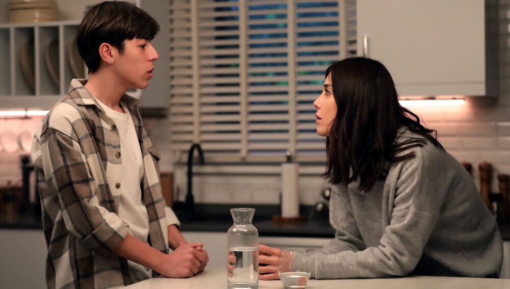 Asya le comunica a Volkan que se va con Aras a vivir a Londres y que tiene planeado llevarse a su hijo Ali con ellos (Foto: Medyapim)