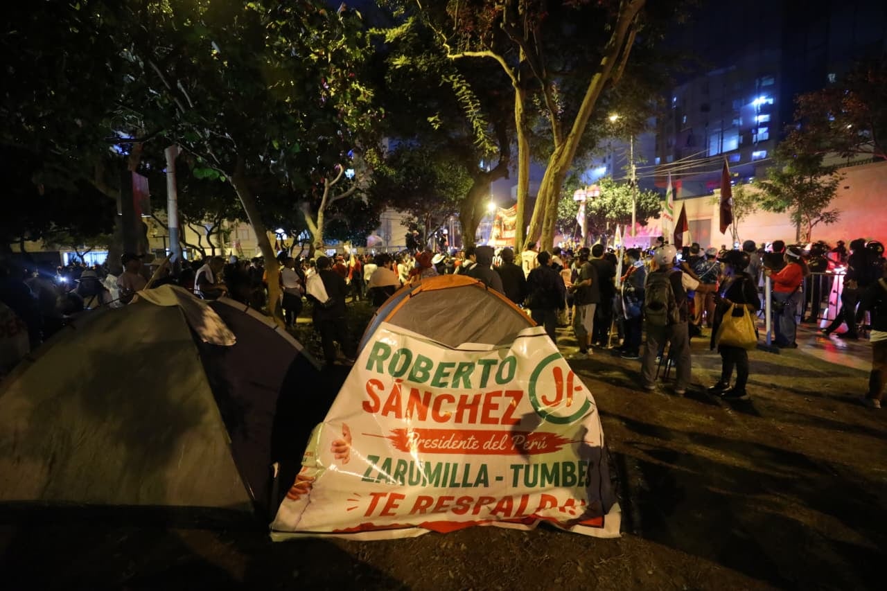 Seguidores de Roberto Sánchez vienen acampando en algunos parques de Lima, en respaldo a su candidato.