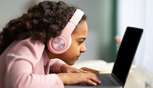 Uso excesivo de pantallas en niños puede provocar miopía