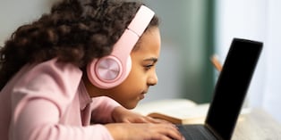 El uso excesivo de celulares y tablets en niños puede afectar la vista y aumentar el riesgo de miopía. Foto: Istock.