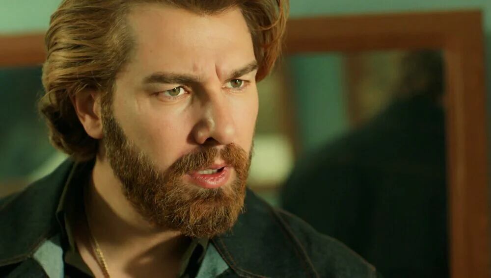 El actor y modelo Furkan Palalı en el papel de Fikret en "Tierra amarga" (Foto: Tims & B Productions)