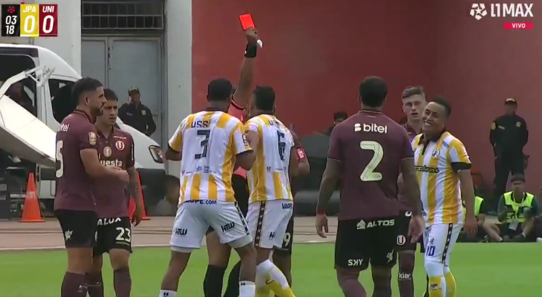 Christian Cueva fue expulsado por dos amarillas en menos de un minuto. (Foto: Captura)