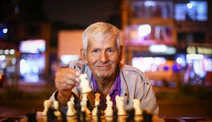 Abuelito enseña ajedrez en las calles de Comas: “Mi mayor sueño es que todo el mundo lo juegue”