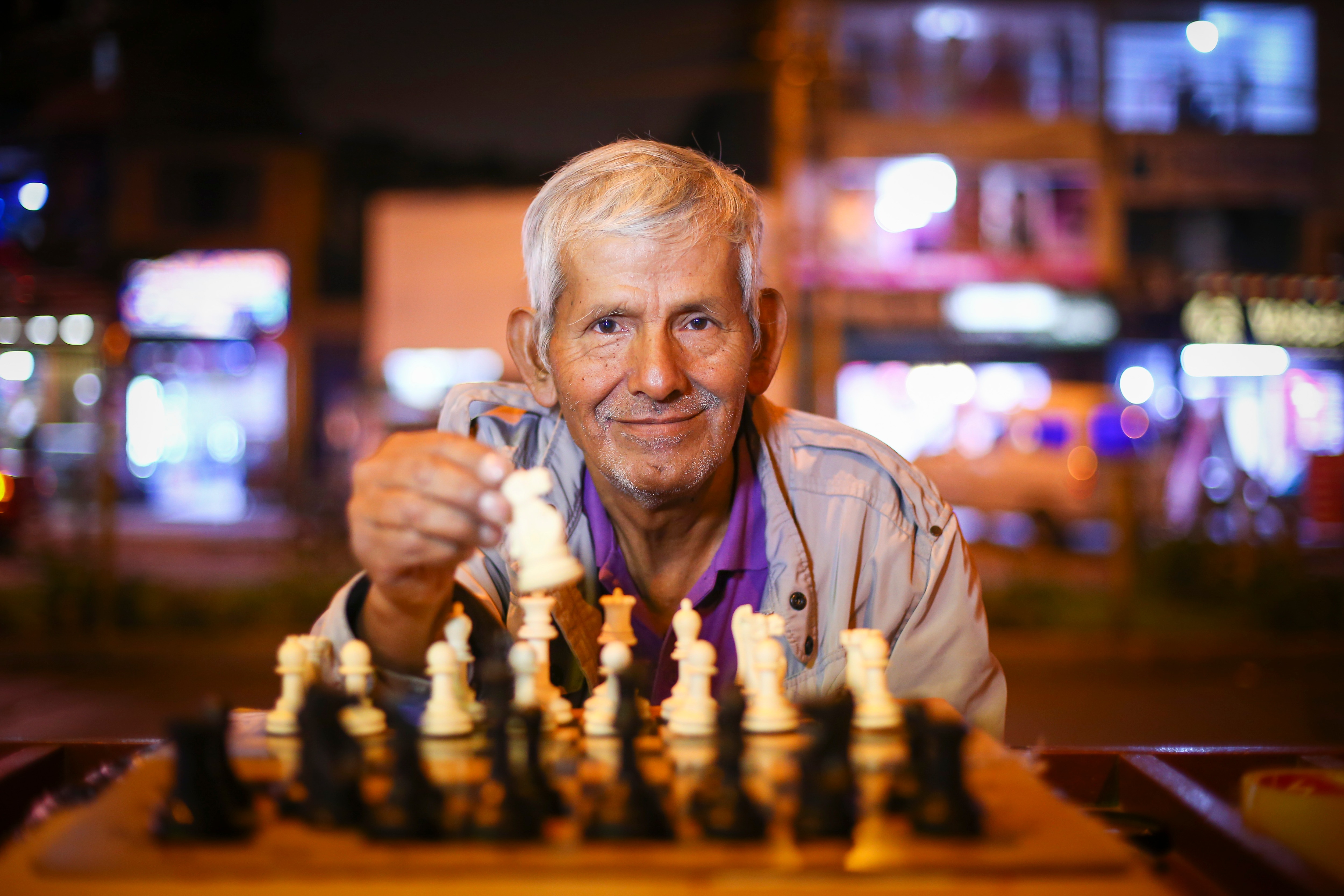 Walter Segura Cárdenas enseña ajedrez en las calles de Comas. Foto: César Bueno