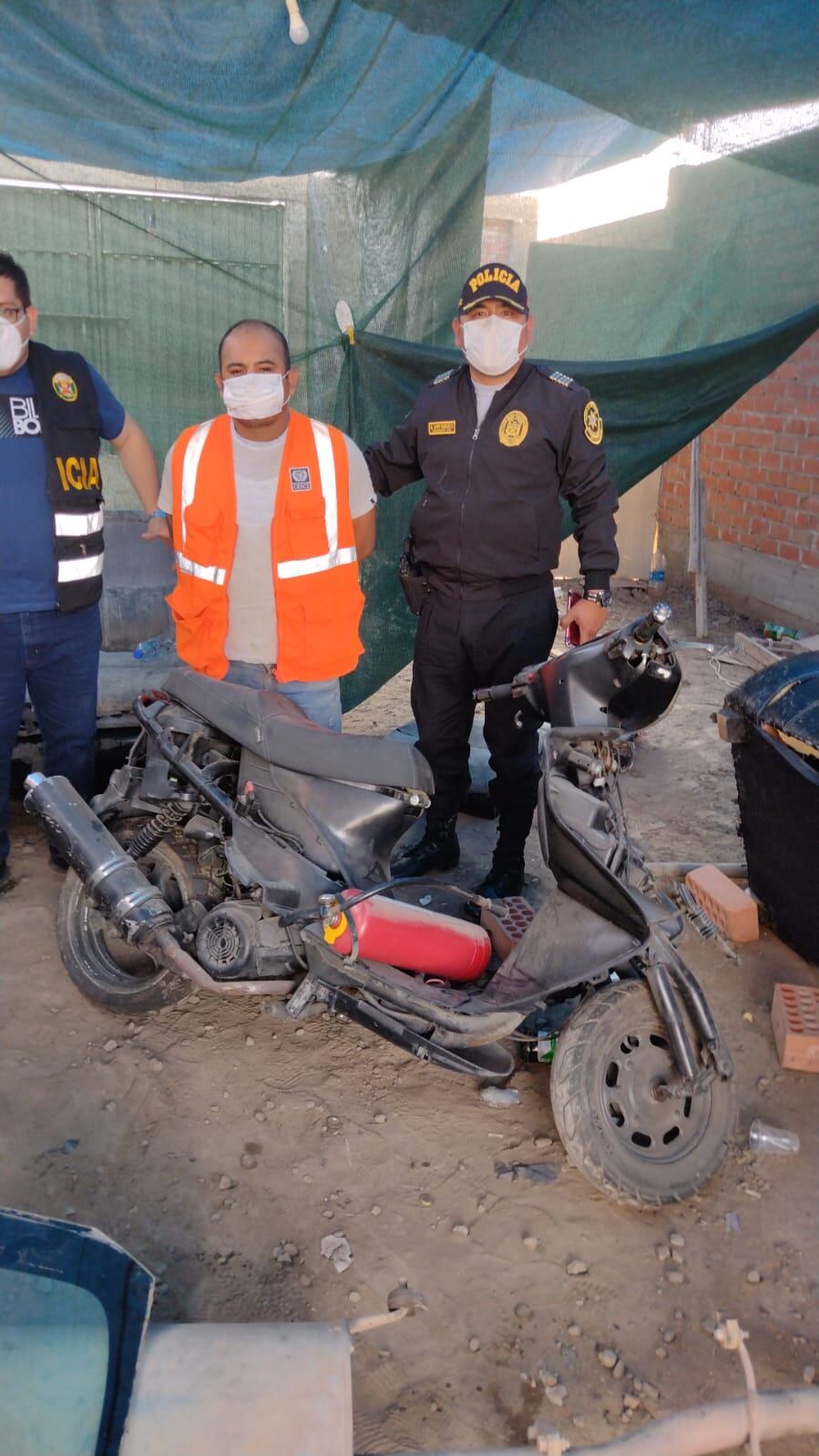 En el escondite de los presuntos delincuentes se halló accesorios de la camioneta robada el 6 de mayo y la moto que llevaba en la tolva.