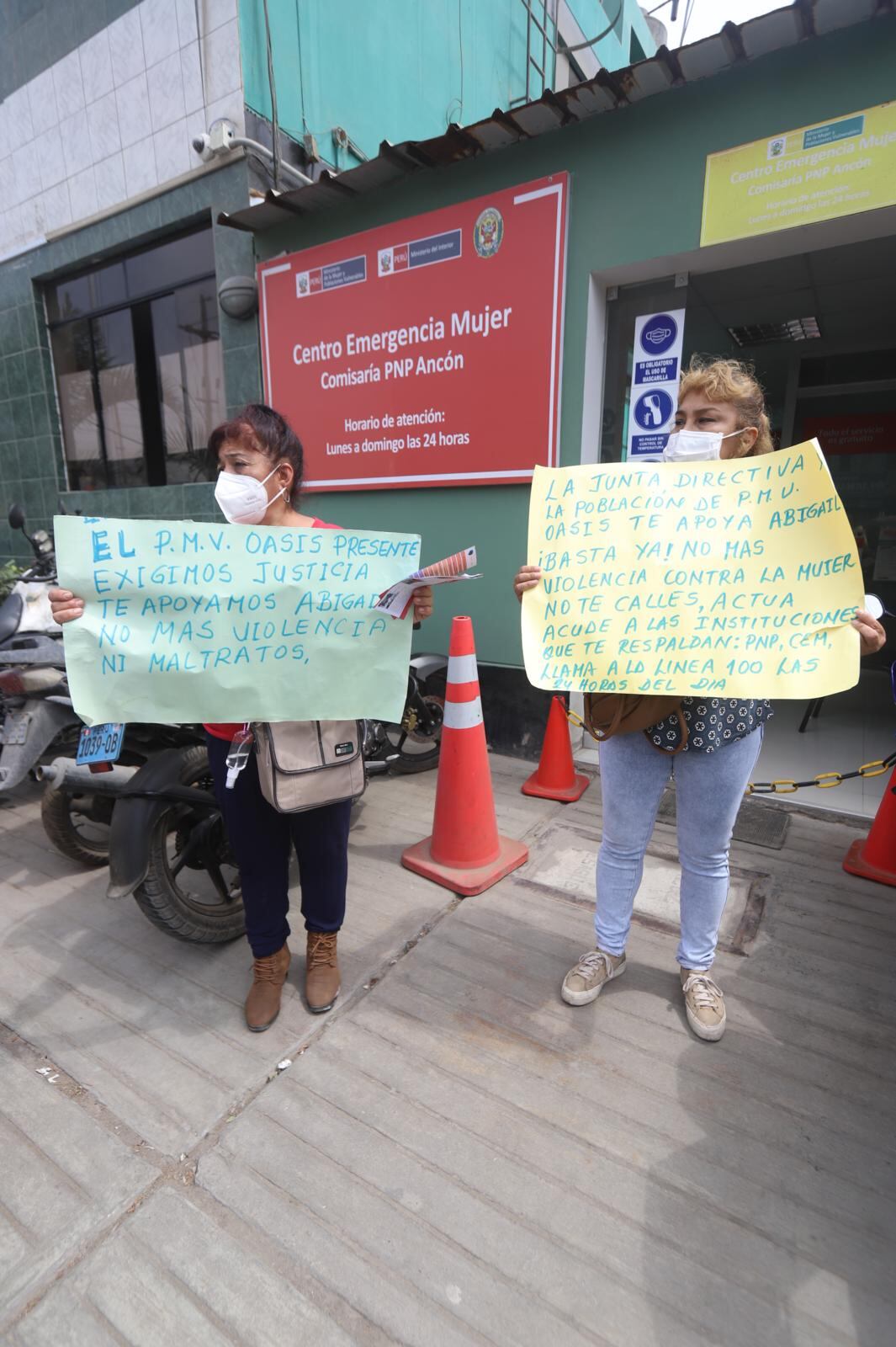 Amigas y vecinas de la víctima exigieron justicia | Foto: Trome
